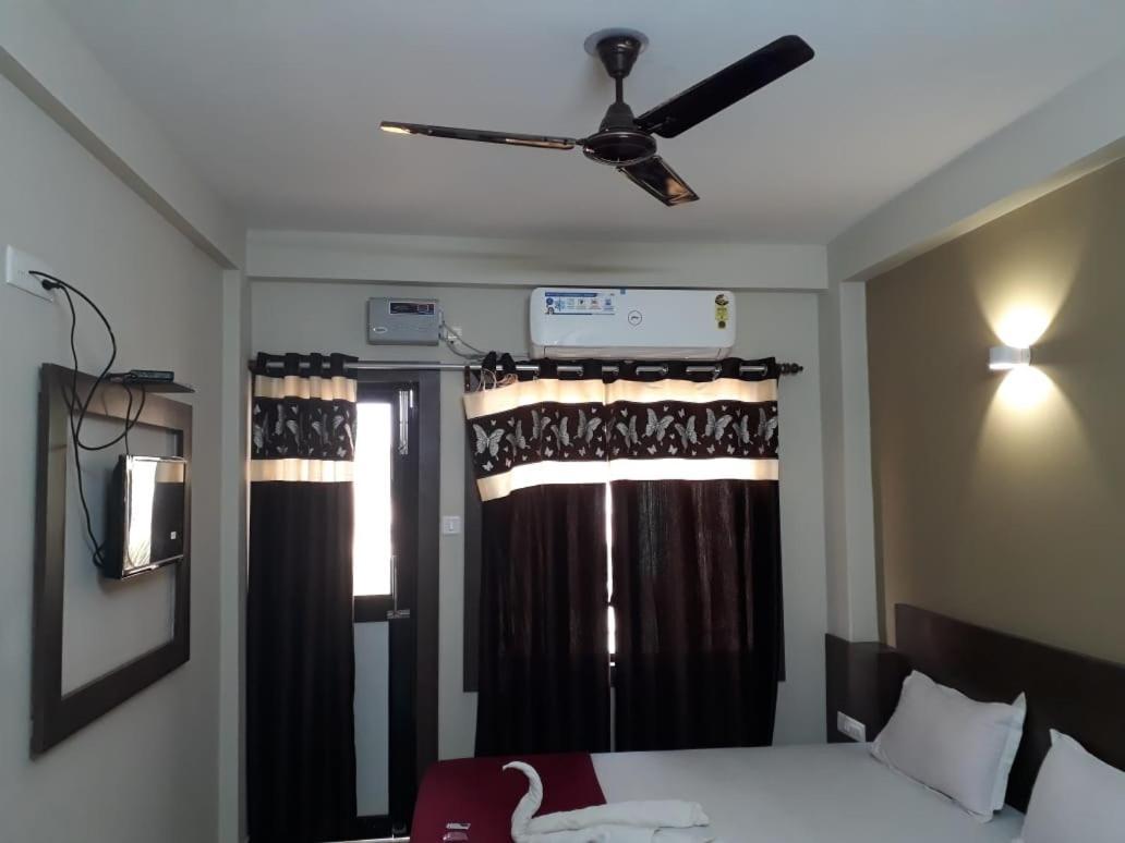 Goroomgo Hotel Uk Palace Puri Exterior photo