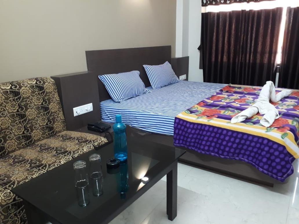 Goroomgo Hotel Uk Palace Puri Exterior photo