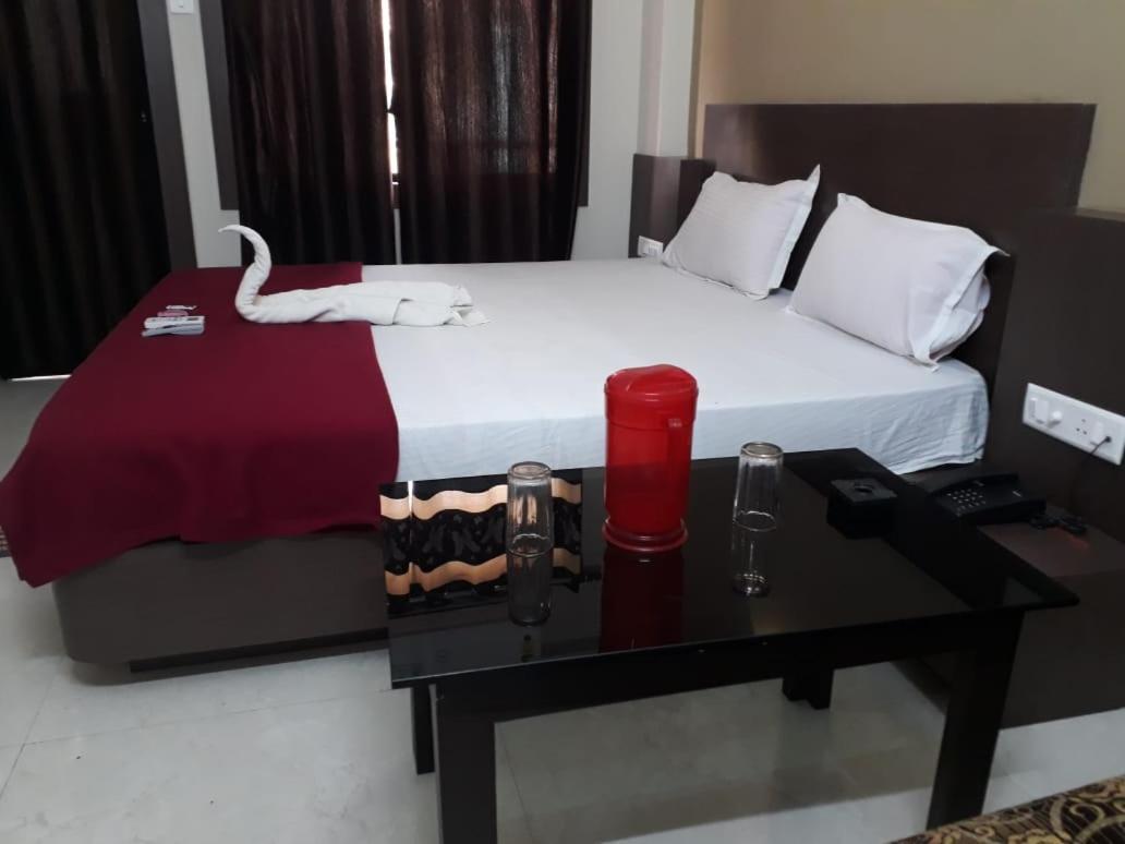 Goroomgo Hotel Uk Palace Puri Exterior photo